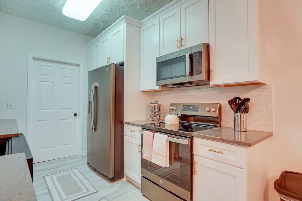 9 Mi to Dtwn Fayetteville: Condo w/ Pool Access!