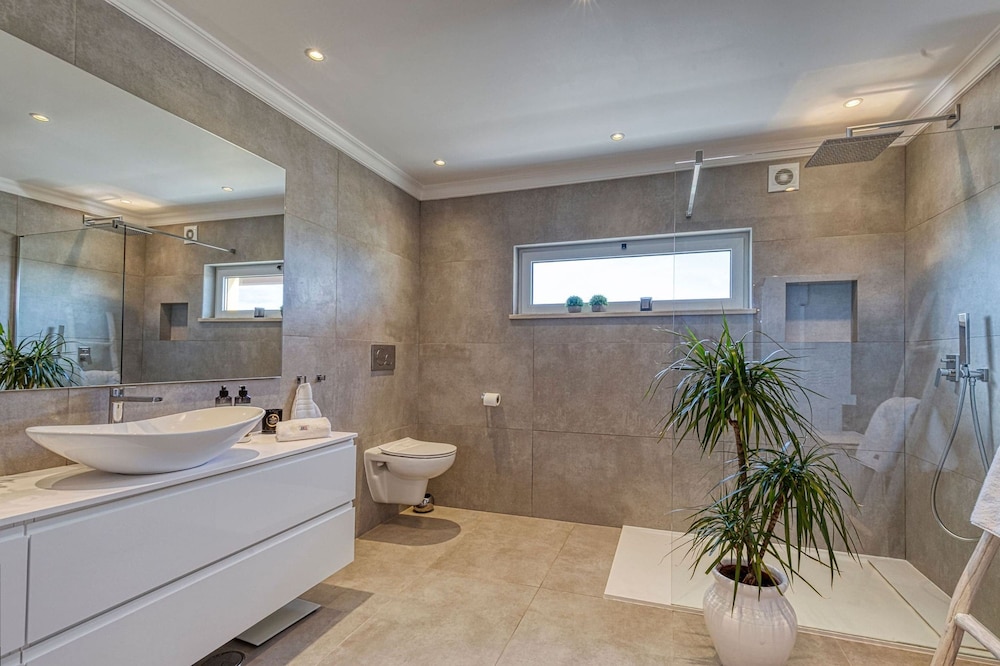 7 Boa Nova Immaculately Presented TWO Storey TOW