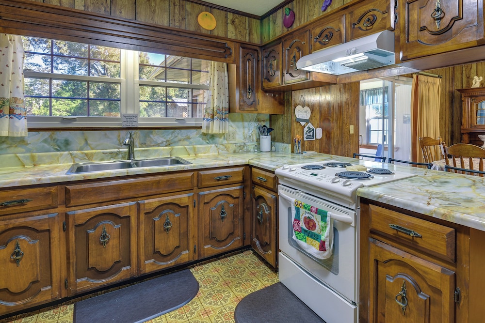 Vintage Chipley Getaway on Large Private Property - Property Image 29