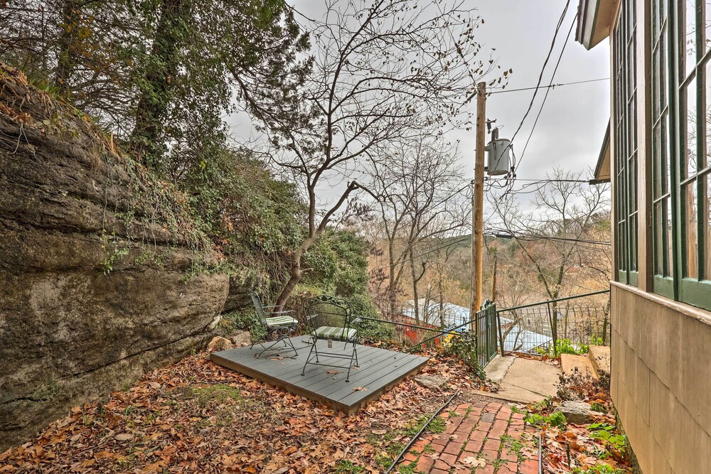 Cozy Eureka Springs Cottage, Walk to Dtwn! view 4