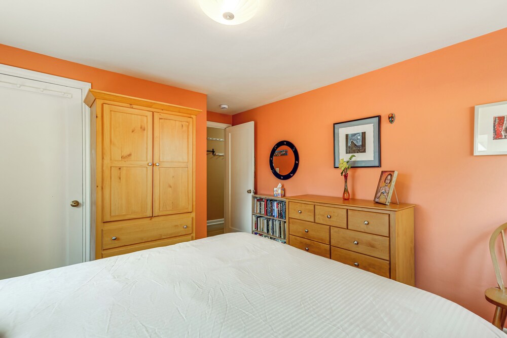 6 Mi to Dtwn Seattle: Walkable Home w/ Hot Tub