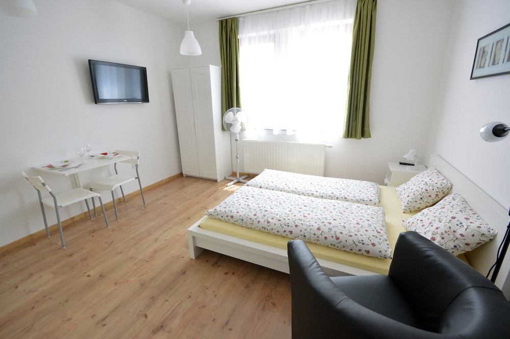 Toldi Apartments