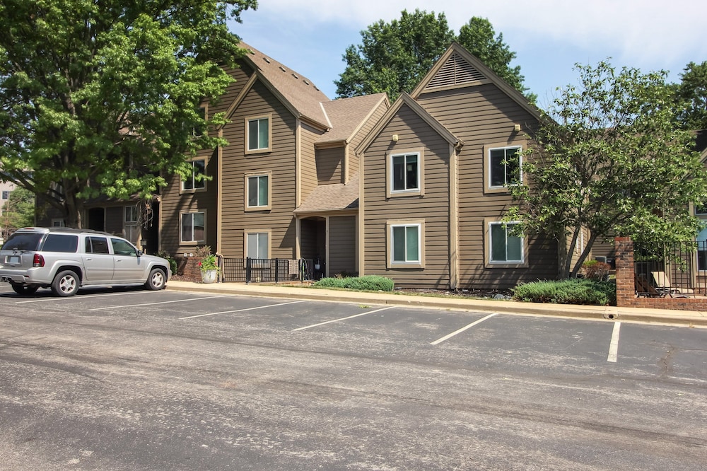 Overland Park Condo, Close to Lakes Parks! - Property Image 2