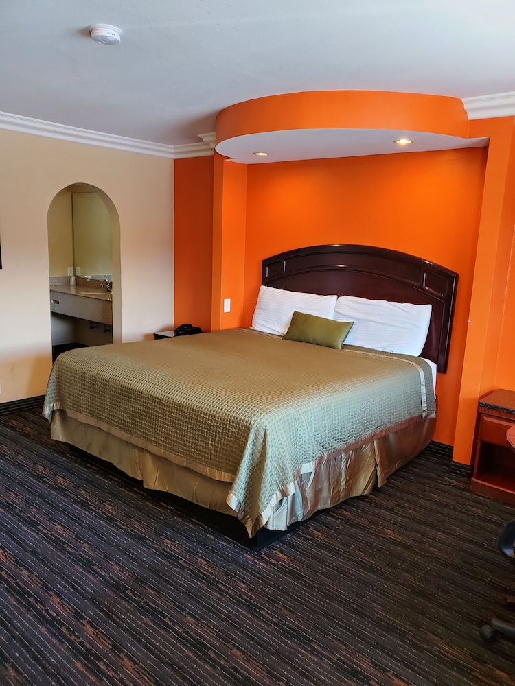 Delmonico Inn & Suites view 2