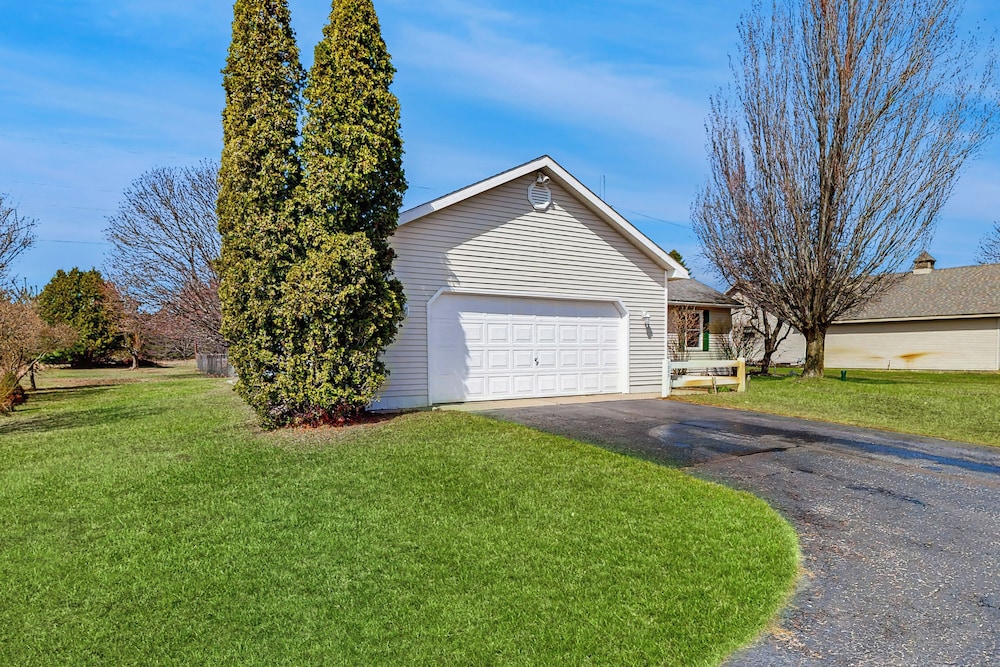 Charming 3BR Home w/ Lake Access & Pool Table