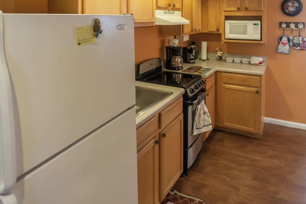 1 BR Home w/ Jetted Tub & Cozy Living Room