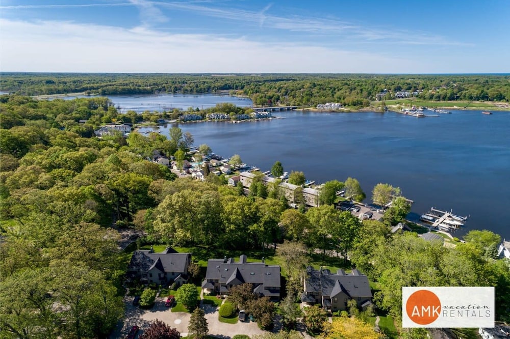Charming Bayview - Downtown Condo With Pool