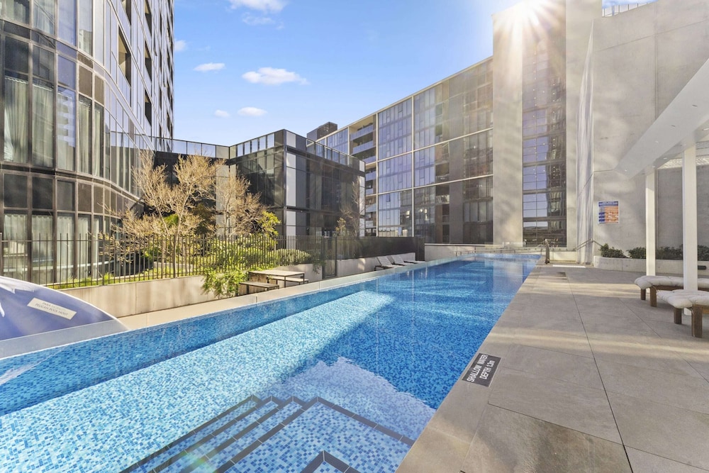 Refined 2-bed With Luxurious Building Amenities