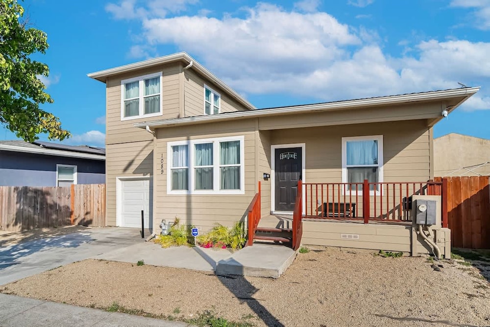 Massive 8BR Home in Hayward With AC Free Parking