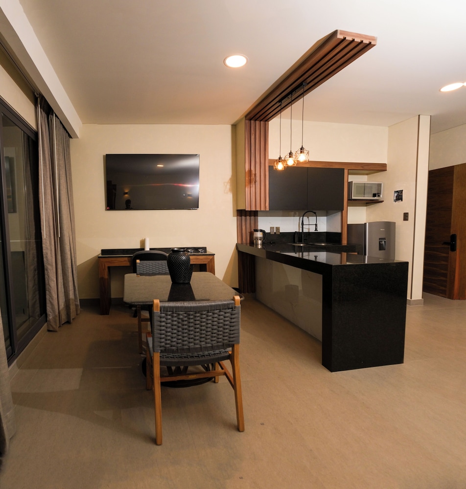 Hotel Zuma Colony