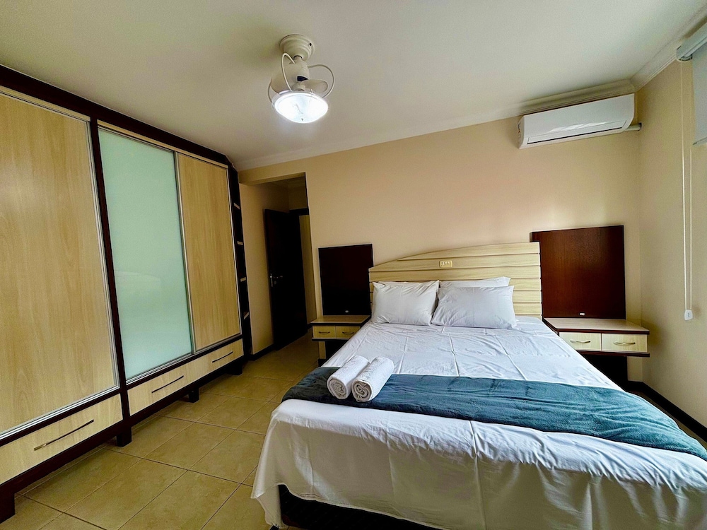Apt w/ Gourmet Balcony Oceanfront Rkr0502