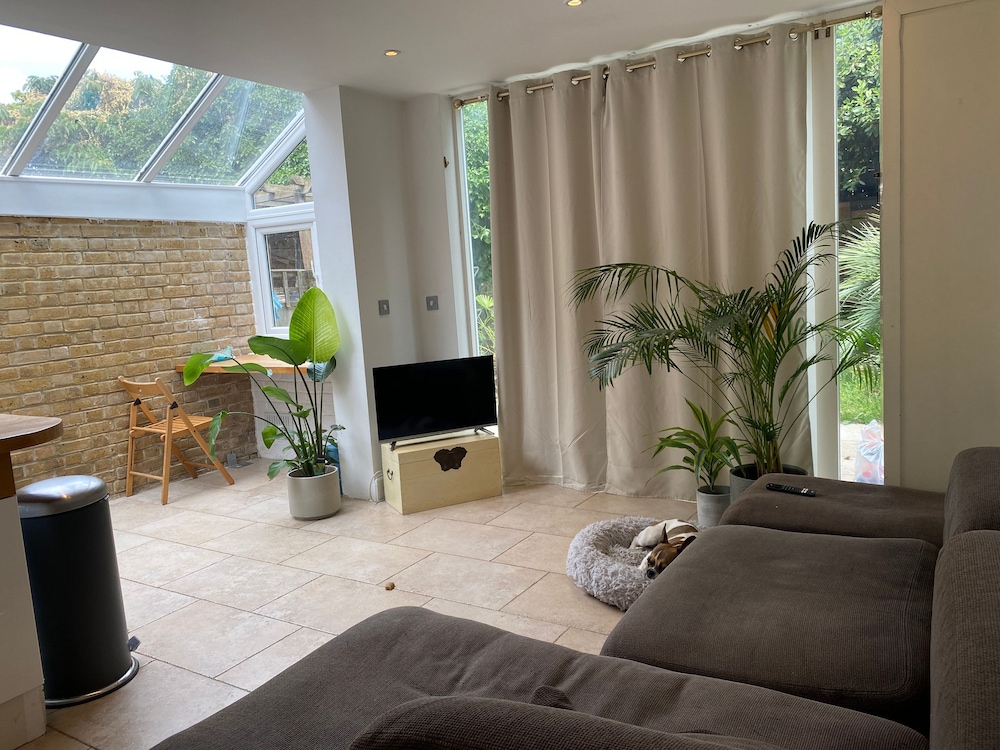 Modern, Spacious 1 Bedroom Garden Flat Sw18