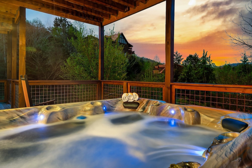 Smoky Horizon by Avantstay Game Room, Movie Theater, Deck w Hot Tub Views! view 2