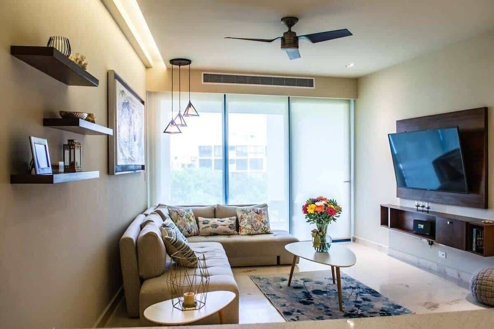 1 Br. Steps From the Beach Roof W/ocean View