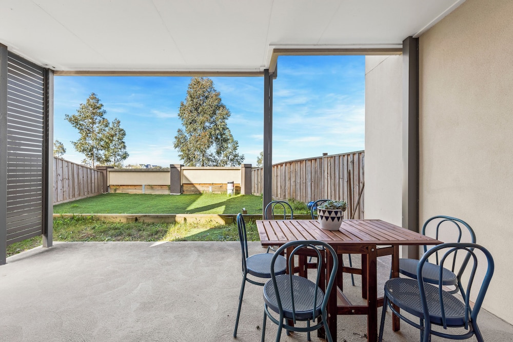 golf pool 2B House in point cook VIC