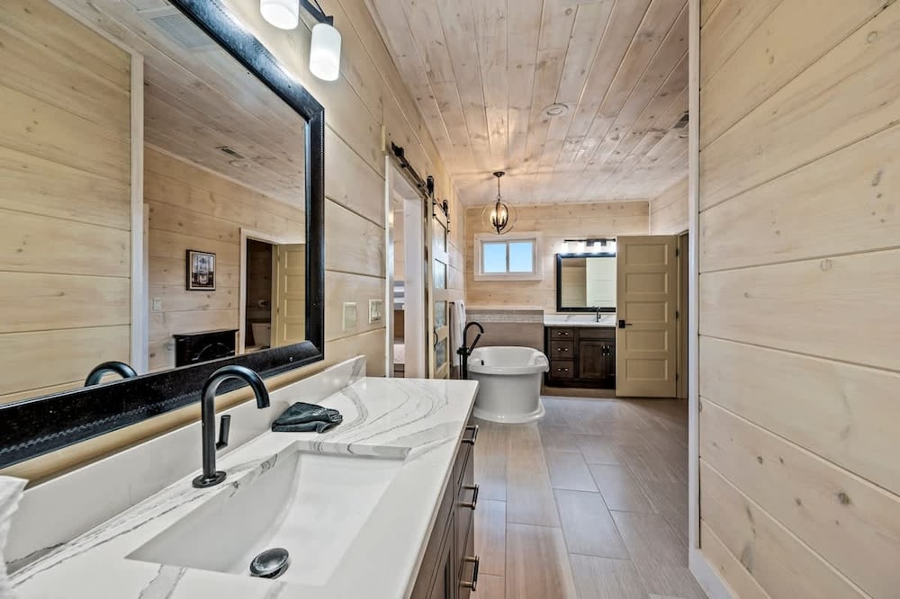 Sleeps18 Views 2 Hottubs Family Reunion Retreat