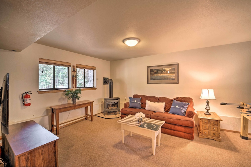 Hot Tub & Deck: Truckee Golf Course Home