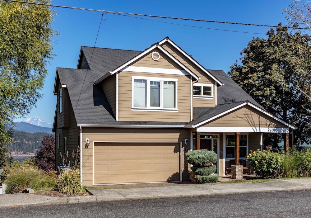 West Sail *30 Day Minimum 5 Bedroom Home by RedAwning