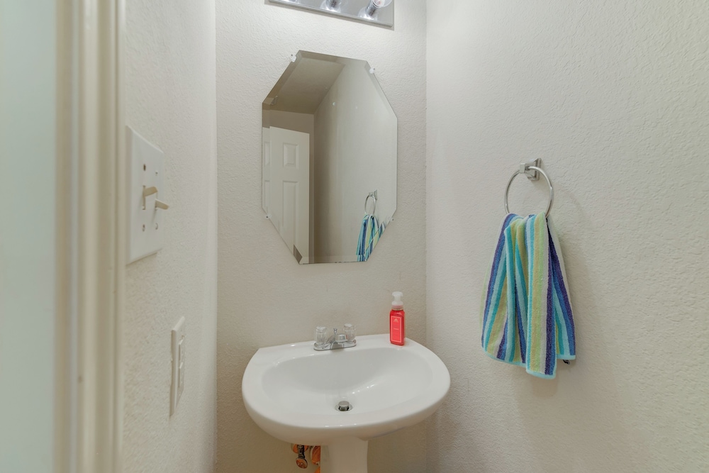 7 Mi to Downtown Baytown: Spacious Home w/ Yard