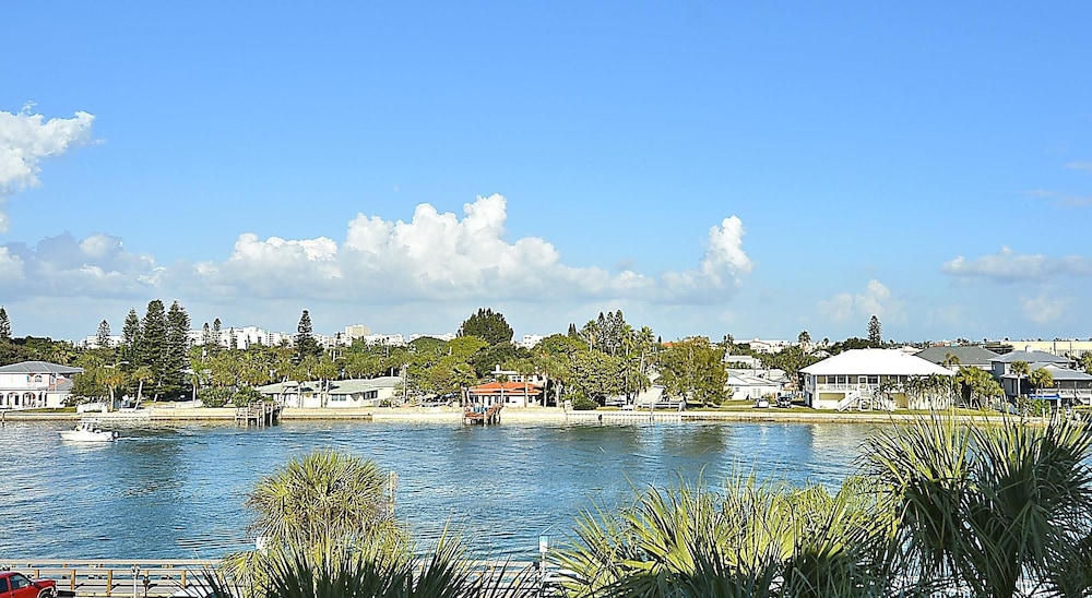 Land's End 1-202 Bay Front