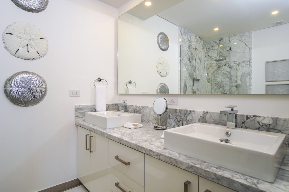 Gorgeous 2 Bedroom Condominium