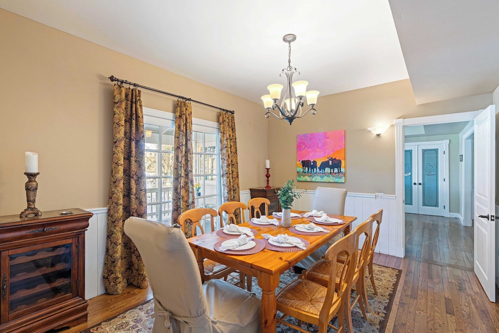 Victorian Manor In Paso Robles Wine Country + Pool, Hot Tub, Firepit, Tennis Court Sleeps 28