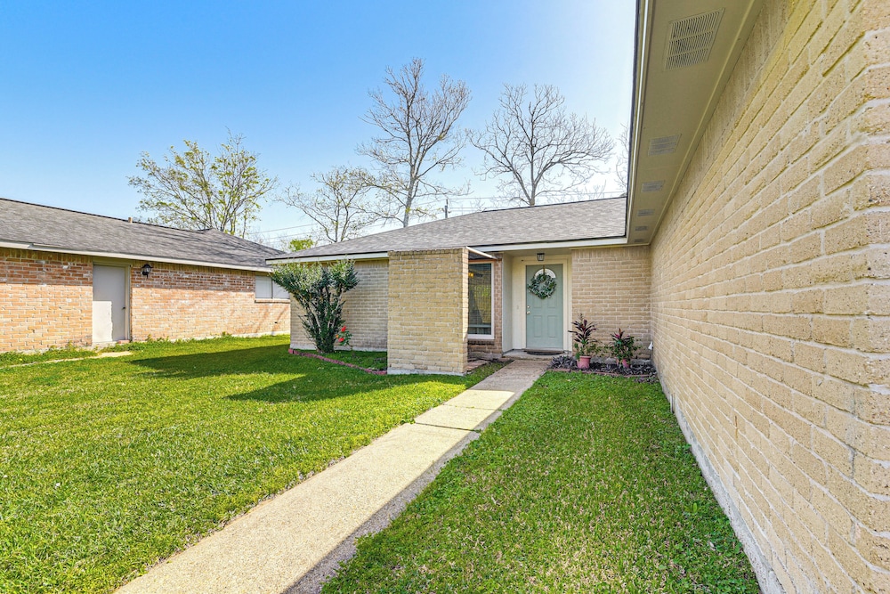 6 Mi to Clear Lake: Family Home w/ Patio & Yard
