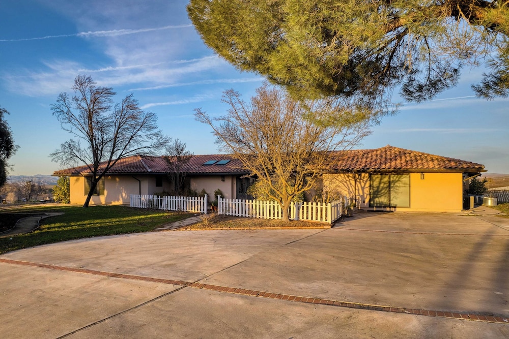 Private Pool, Firepit & Wine Room Near Top Paso Wineries Devi Ranch