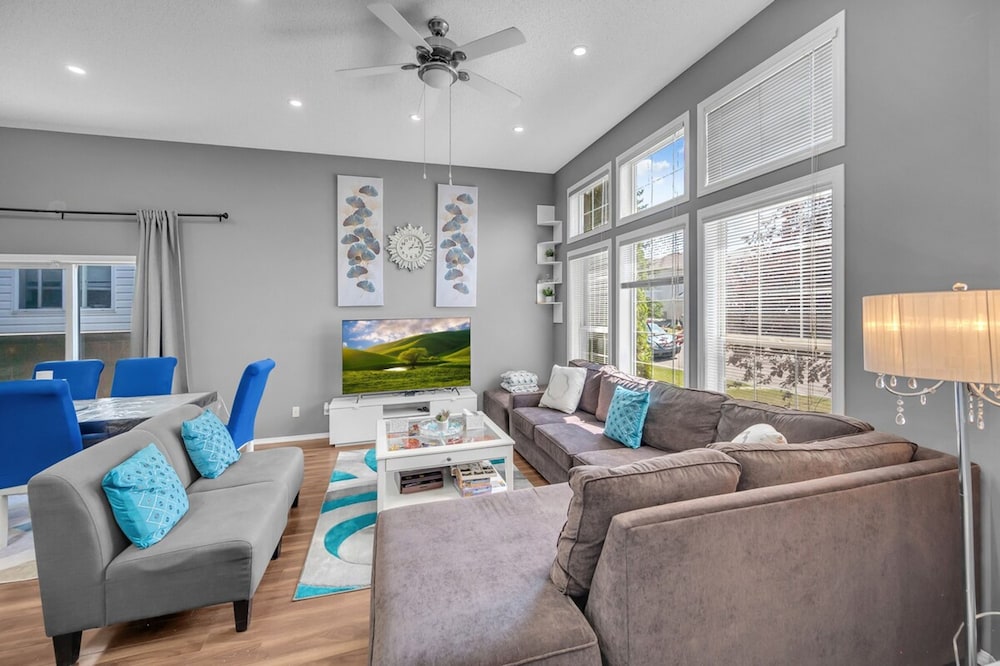 12 Spacious Home w A C Crib Garage By Airport