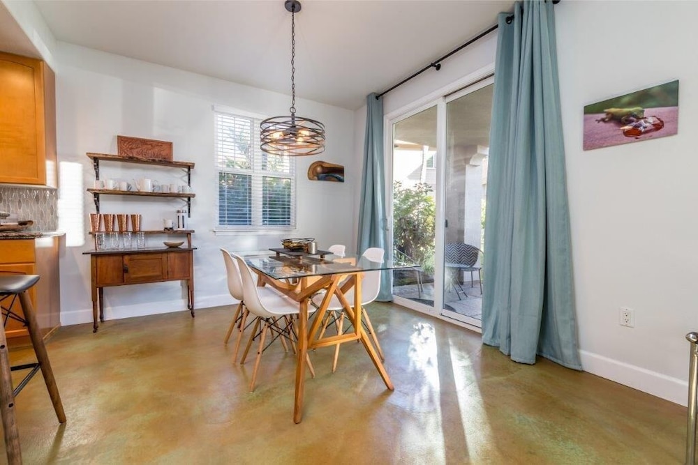 Well-equipped - Close to Beaches - In-unit AC - Vrkcv