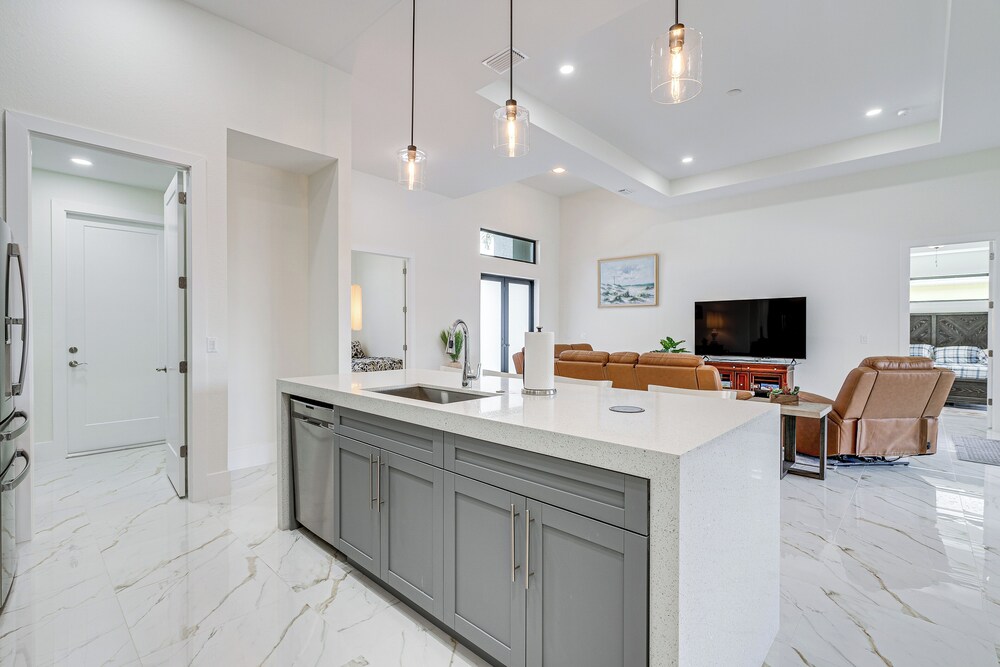 7 Mi to Dtwn Cape Coral: Home w/ Pool & Spa!