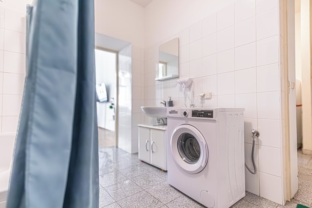 Affordable Cozy 2BR Apt Near Stadthalle
