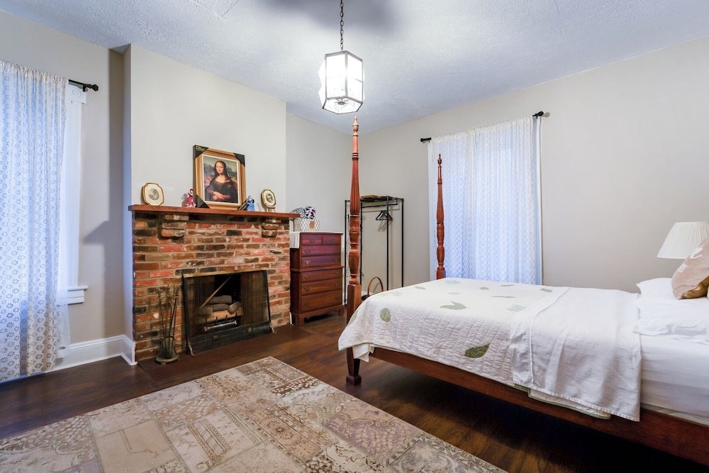 Central 4BR Historic Gem Near Colleges