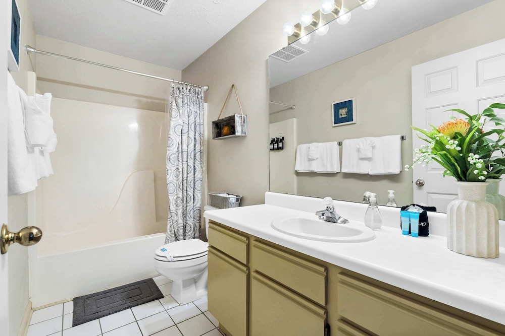 Ron's Retreat Stay for 6 With Resort Amenities