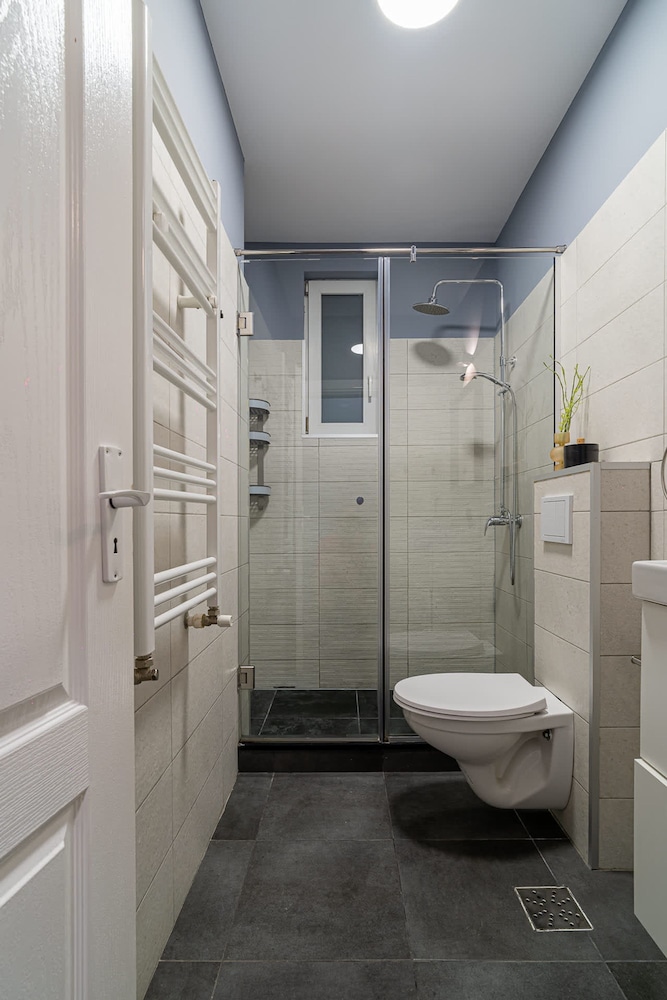 Chic Black White 2BR Retreat on Dambovitei