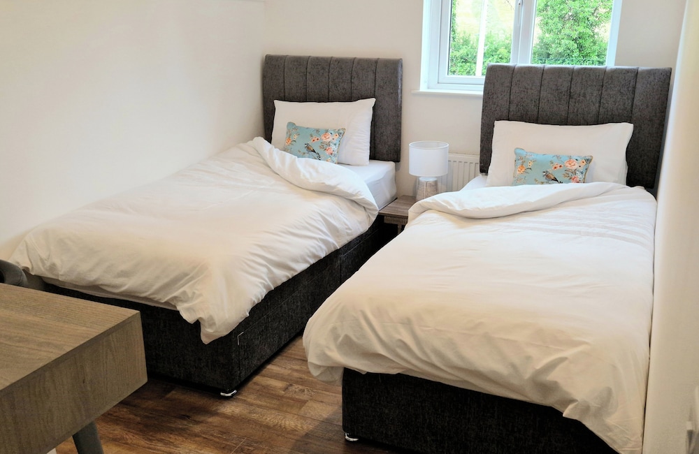 2 Bed Cottage-sleeps 4-private Garden-parking