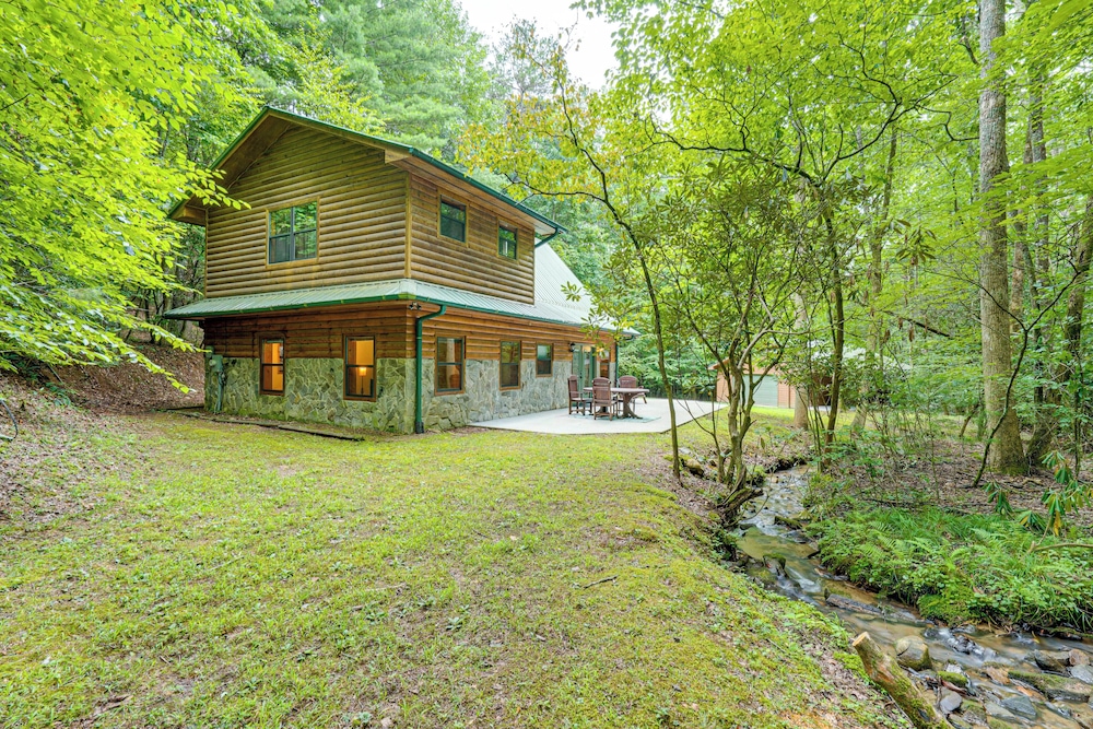 Hike, Fish & More: Cozy Cabin w/ Patio in Murphy!