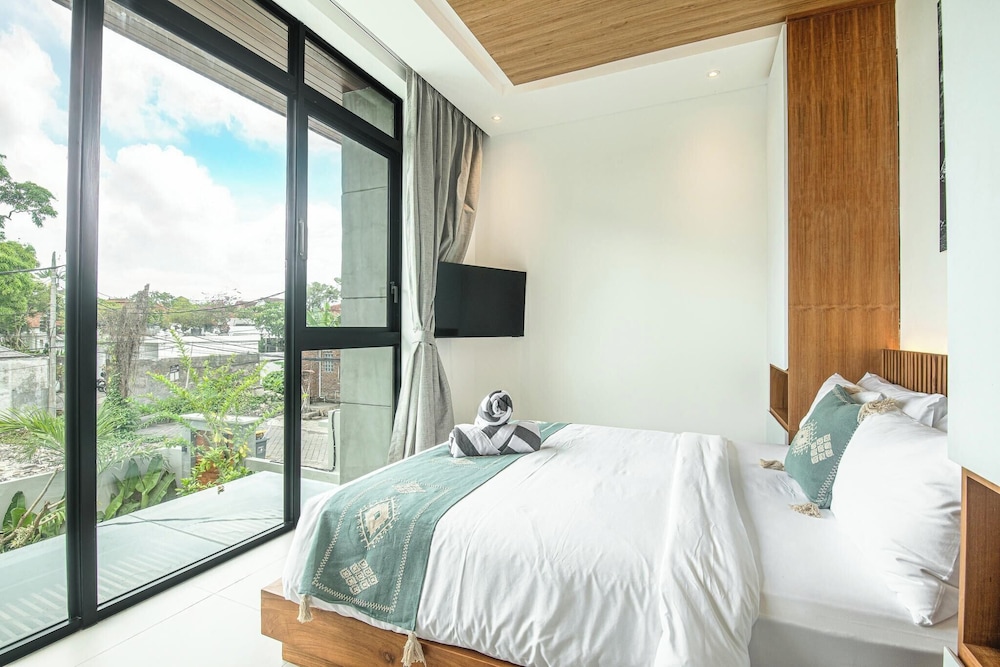 Luxury 5BR Retreat, 400m From Café Del Mar Shore