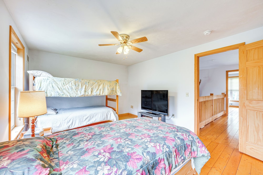 5 Mi to Jay Peak Resort: Cabin w/ Pond Access!