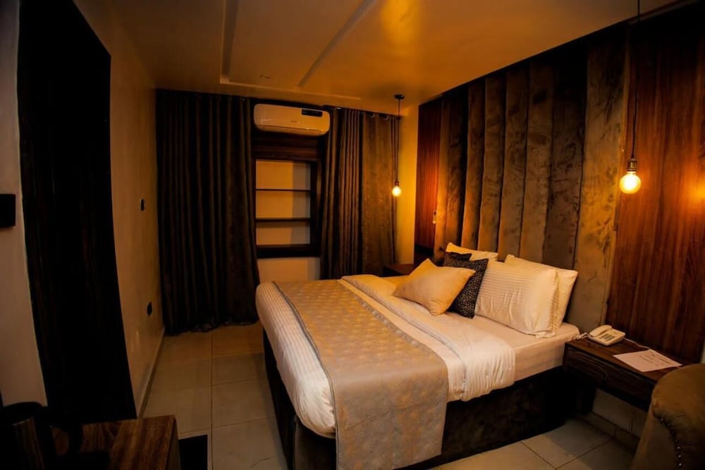 Vic & J Lounge and Hotel view 3