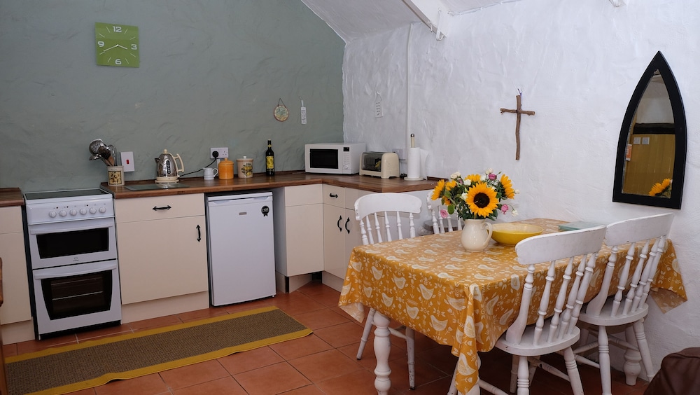 Cowshed Cottage Located nr Kynance Cove view 3