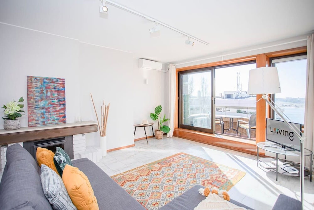 Liiiving in Porto Sea River View Apartment view 5