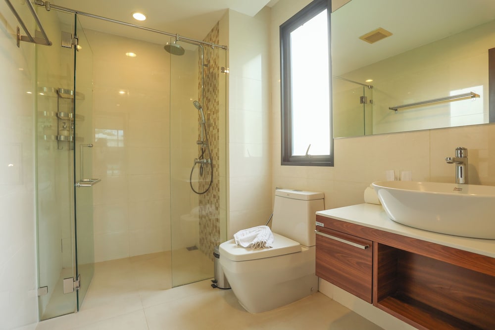 Chic Condo Just 100m from the Shore c130