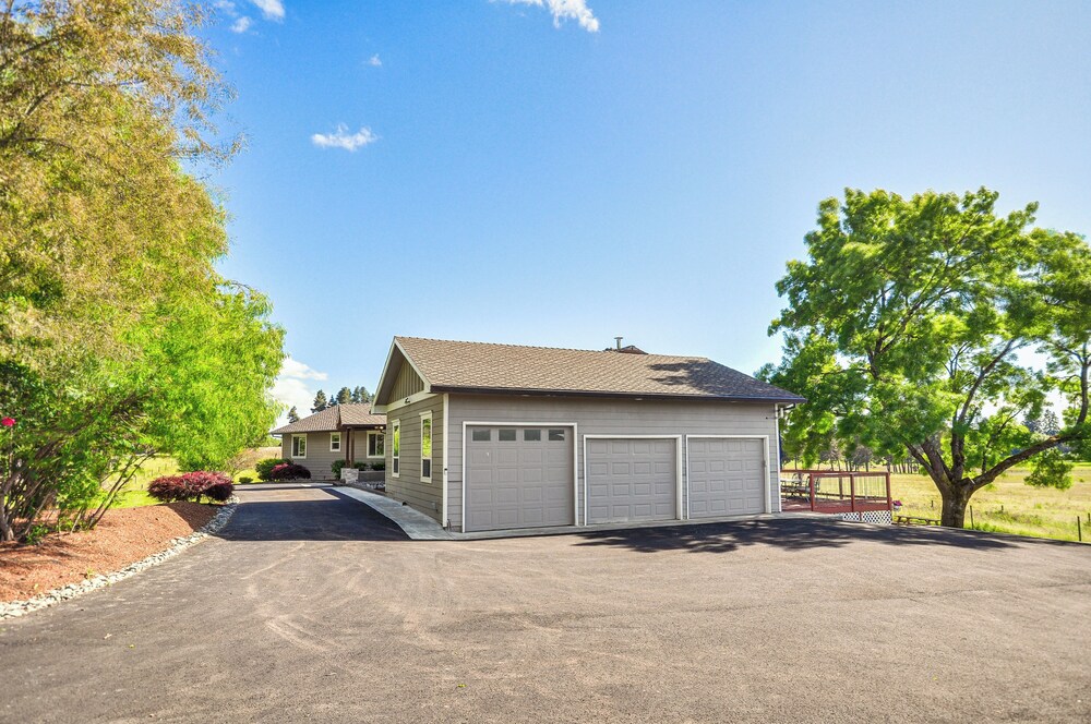 Portland Area Group Getaway: Hot Tub & Views! view 4