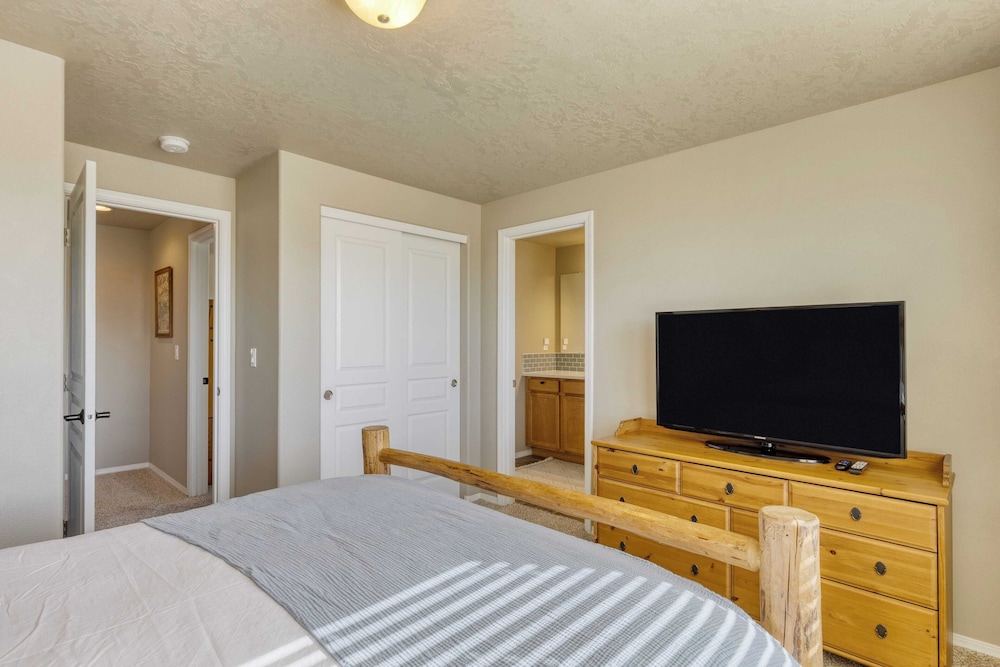 Old Mill Getaway by Avantstay Private Backyard w/ Hot Tub