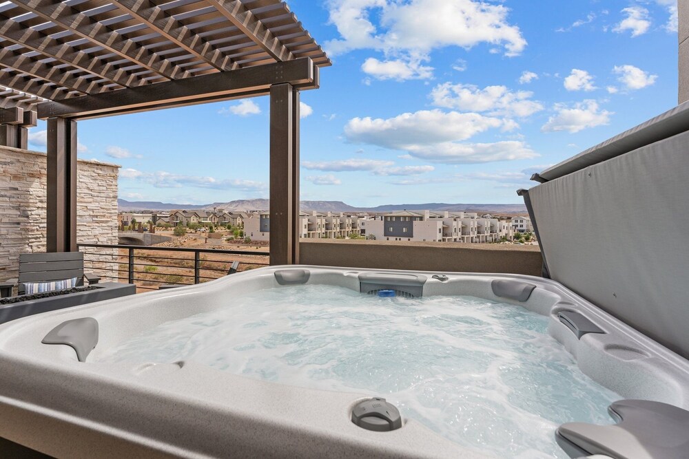 Canyon Country Oasis 6 Bedroom Townhouse
