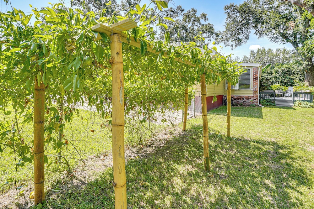 Group Getaway w/ Deck & Yard in Lakeland!
