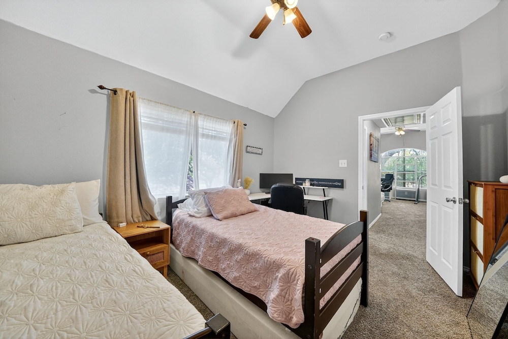 San Antonio Oasis Hot Tub & Pool Access 4 Bedroom Home