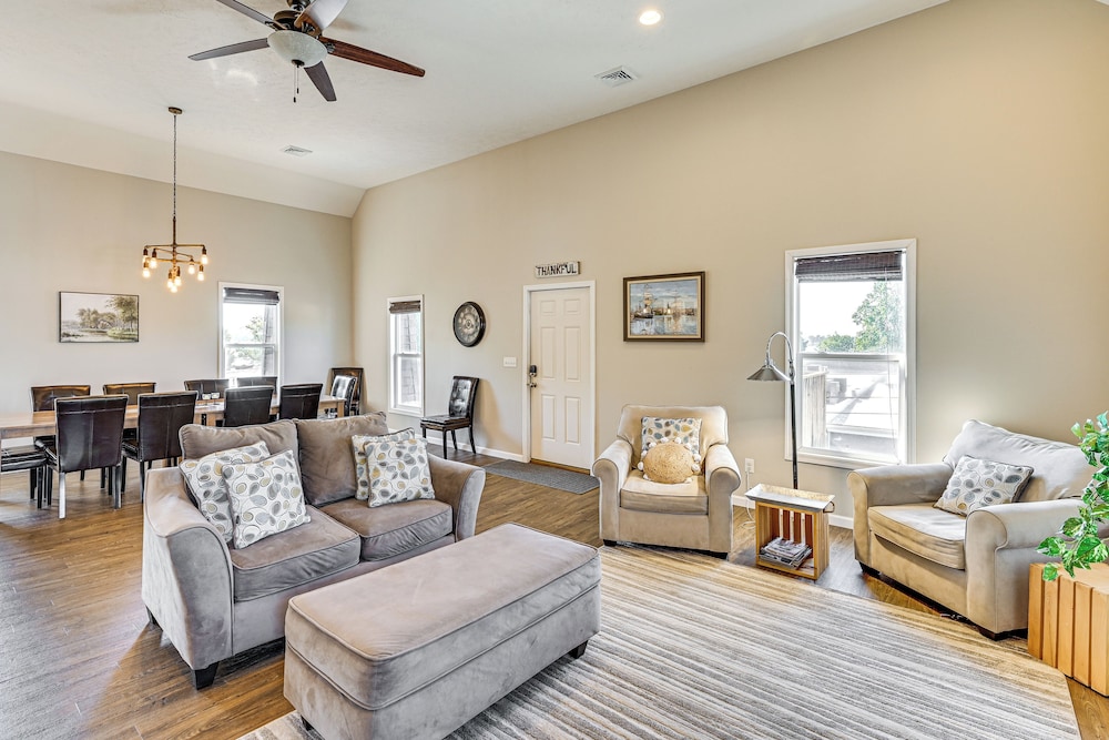 Walk to Academy: Lake Max Family Penthouse