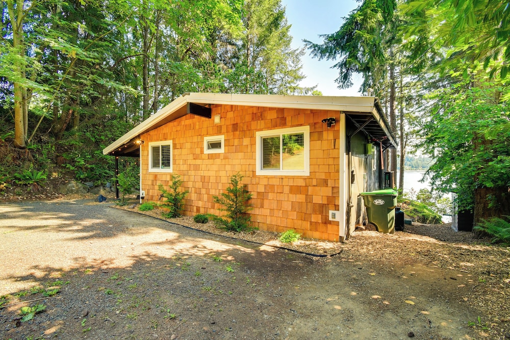 Dreamy Wooded Cabin With Private Beach & Kayaks!